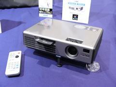EMP-765と付属リモコン。本体前面のPCカードスロットに、付属の無線LANカードを装着している