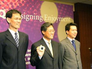 携帯電話MP3プレーヤー『BenQ Z2』を手にした台湾ベンキュー コーポレーションCEOのケイ・ワイ・リー氏(中央)。左はアジア・パシフィック地域の販売マーケティング担当 代表取締役社長のエイドリアン・チャン氏、右はベンキュー ジャパン ディレクターのディビッド・デン氏