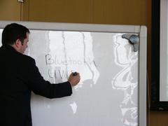 ホワイトボードの右隅に装着された米Luidia社のBluetooth“eBeam”。専用ペンの動きを感知して、ボードに書かれた絵や文字を、Bluetooth経由でパソコンに転送する