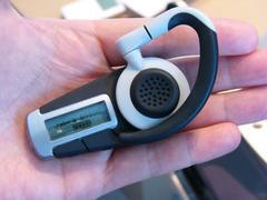 デンマークGN Netcom社の超小型Bluetoothヘッドセット『Jabra BT800』。手前の面を耳にかける