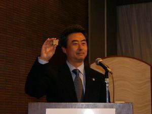Pentium DのCPUを掲げるインテル 代表取締役共同社長の吉田和正氏