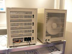 Pentium Dを搭載するノードを4枚収納可能な、HITのHPCクラスター製品。1台で最大8CPUコアとなる