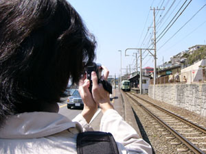 江ノ島電鉄の鎌倉高校前駅、江ノ島駅周辺でロケを行なった