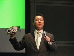 GeForce 7800 GTXを搭載するカードを手にした米エヌビディア 日本・韓国マーケティングディレクターの飯田慶太氏