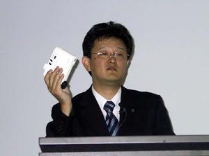 Q-PICを手に同社のデジタルカメラの歴史を語る栄木氏