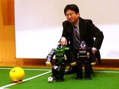 昨年のリスボン大会において、ロボカップサッカー(ヒューマノイドリーグ)で優勝した“ドリームチーム・Team OSAKA(以下、Team OSAKA)”。写真の新型ロボット『VisiON　NEXTA(ヴィジオン ネクスタ)』で連覇を狙う