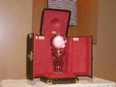 ヒューマノイドリーグで優勝したチームに。ルイ・ヴィトングループから贈られる“ルイ・ヴィトン ヒューマノイドカップ”。モノグラムのケースに収められたトロフィーは、地球儀を模した仏バカラ社のクリスタルガラス
