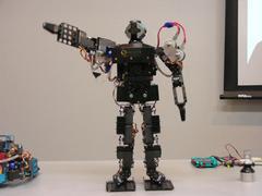 燃料電池で駆動し、二足歩行を行なうロボット『Speecys-FC』