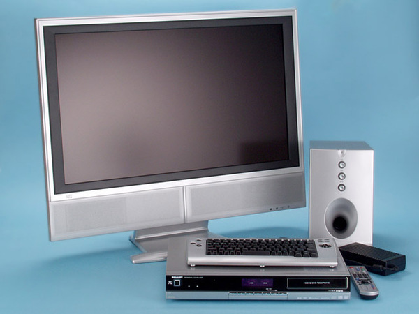写真1　32インチワイド液晶ディスプレーと、DVDレコーダーのような外観のパソコン本体、サブウーファーがセットになった「PC-TX32J」。なお、写真は試作機を撮影したものであり、製品版とは一部異なる場合がある。