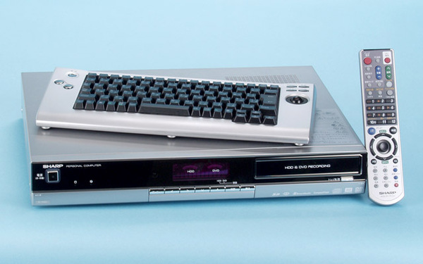 写真2　PC-TX32Jの本体。なお、上部には排熱用スリットなどがあるため、モノを載せないように注意書きがされている。