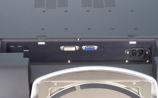 本体の背面のパソコン向け入力端子。アナログRGB(D-Sub15ピン)とデジタル入力(DVI-I)の2系統入力を持つ。