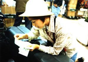 カンボジアへ出発する成田空港。ヘルメット型麦わら帽子をかぶり、嬉しそうにチケットを確認する貧乏旅行時代