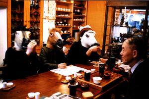 台湾のお茶の世界にどっぷり浸かり始めた頃、足しげく通っていたお茶屋で、知人にかぶり物を被せて、楽しい写真撮影をしてた私。お茶屋さんとの関係の深さがにじみ出ている一枚