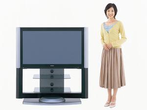 HDDレコーダー機能搭載42インチハイビジョンプラズマTV『W42P-HR8000』と、Woooブランドキャラクターとなった女優の黒木瞳さん
