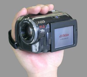 1.8インチ・30GB HDDを内蔵し、高画質MPEG-2映像を7時間以上記録できるHDDビデオカメラ“Everio”『GZ-MG50』