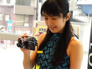 1.8インチ 30GB HDD内蔵の小型HDDビデオカメラ“Everio”『GZ-MG50』。女性が持っても小さく見える