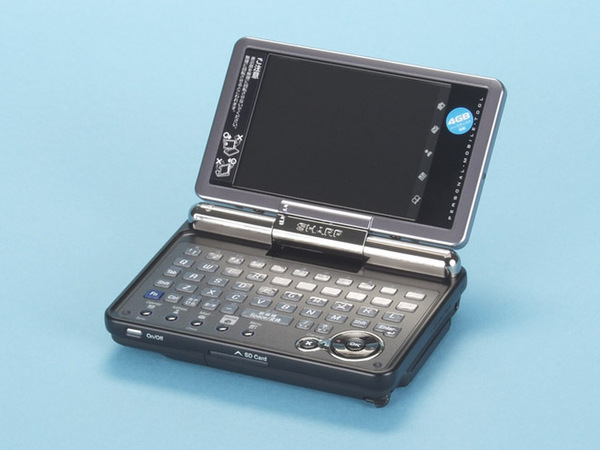 写真1　パーソナルモバイルツール「SL-C3100」。写真は超小型ノートパソコンのような外見のインプットスタイル。液晶を180度回転させて液晶パネル面をたたむと、一般的なPDAと同じ感覚で使用できるようになる。