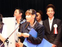 司会役の東京アナウンス学院 放送声優科 谷本安衣さんも、女子高生風の制服で司会を務めた。会の終わりには、同学院の生徒によるダンスパフォーマンスも披露された