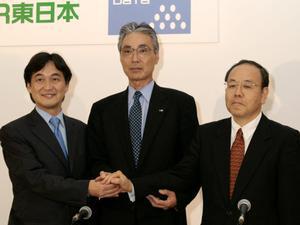 左から夏野氏、見並氏、NTTデータ 執行役員法人ビジネス部長の柳衛寛重(やなぎえ ひろしげ)氏 