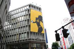 JR渋谷駅から公園通りに向かう途中の西武百貨店のビルにはiPodのシルエットポスターが