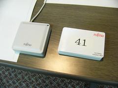 RFIDタグのカード(右)と、USB接続のリーダー/ライター