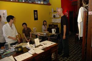 “iPod shuffle artcase発売記念展覧会”は都内の中国茶のお店の一部スペースで開催されている