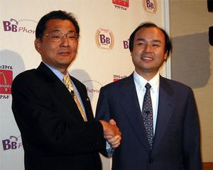 2002年5月に、マクドナルド店舗でのYahoo! BBモバイル提供を発表した時のソフトバンクグループ会長の孫正義氏と、日本マクドナルド代表取締役社長兼COO(当時)の八木康行氏