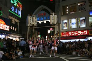 高円寺の“純情商店街”を行くマイクロソフト連