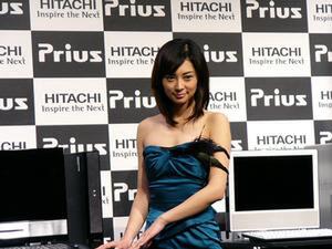 PriusシリーズのCMに出演している女優の伊東美咲さんも登場し、新Prius発表に花を添えた