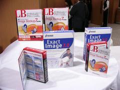 ライフボートが日本語版を発売する『LB Image Backup 7 Basic』と、元になったPSGの『Exact Image 7.0』のパッケージ
