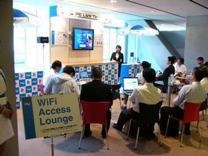 受付近くに設けられたWiFi Zoneでは、来場者が自由に無線LANを使えるコーナーが用意されていた