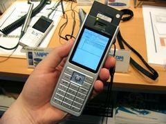 インテルブースに出展されていた、携帯電話型の無線LAN搭載PDA『WiPCom』。製造は富士通(株)系のベンチャー企業、ネットツーコム(株)