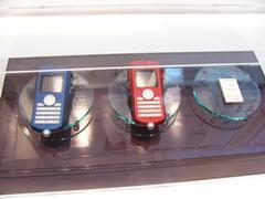 W-SIMを使った小型携帯電話機の見本。通信機能をすべて小さなモジュールで実現しているため、端末のフォームファクターは多彩なものを実現できる