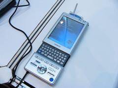 (株)日立製作所ブースにあった、キーボード搭載のWindows Mobile 2003 SE対応PDA『FLORA-ie MX1』。PDAに詳しい人ならお分かりのように、本体はシャープ(株)製のLinux搭載ビジネス向けザウルスのOEM