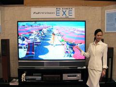 70インチワイドサイズのフルHD対応プロジェクションTV“ビッグスクリーンEXE”『HD-70MH700』。右の女性と比べると、その大きさが分かる
