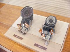従来機種の光学エンジン部(左)と、新開発の光学エンジン部。高画素化にもかかわらずやや小型化された