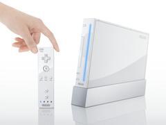 任天堂が開発中の次世代ゲーム機“REVOLUTION”(右)と、専用ワイヤレスコントローラー“ゲームリモコン”