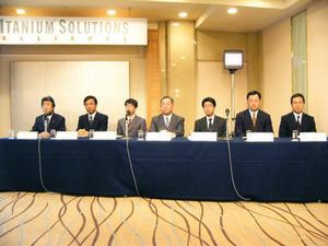 Itanium Solutions Allianceに参加する各社の代表。左端がインテル 代表取締役共同社長の吉田和正氏