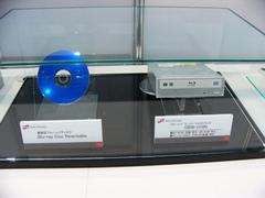 日立の記録型BD/DVD/CDドライブ。BD-R/RW、DVD±R/R DL/RW/RAM、CD-R/RWの記録が可能。レーザーダイオードは3種類備えているようだ