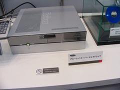 日立のPriusシリーズのパソコンにドライブを内蔵して映像再生を行なっていたデモ機。なお日立は3種に対応したドライブを“ブルーレイスーパーマルチドライブ”と称している