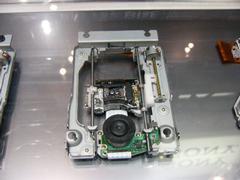 家電系レコーダーを対象にしたソニーの記録型BDドライブのトラバースメカ部分。こちらも3メディア対応とのこと