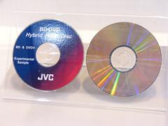 “BD-DVDハイブリッドROMディスク”のサンプル。カバー面から見た様子は普通のDVDに見える