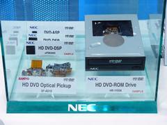 NECの自社ブースで展示されていたHD DVD-ROMドライブと三洋製光学ピックアップなど