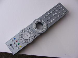 SC26XD1の付属リモコン。中央の円の周囲には、チャンネルやボリュームなど使用頻度の多いボタンが並ぶ