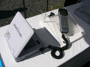全国各社や支店には貸出用の衛星電話機(写真)や携帯電話機が配備されている