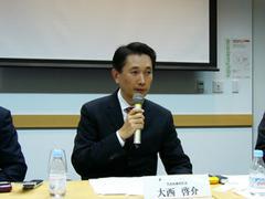 報道陣の質問に答える、ナビタイムジャパン 代表取締役社長の大西啓介氏