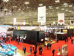 国内外の自動車メーカーと関連企業が集った東京モーターショー2005の会場の1コマ。好調な日本企業ブースは非常に活気があった