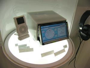クラリオンが参考出品していた“Bluetooth iPod”システム。BluetoothアダプターをつけたiPodと、Bluetooth内蔵カーナビをワイヤレスで接続。iPodの操作パネル風のUIで操作もできる