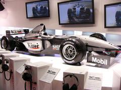 ちなみにケンウッドブースには、F1の名門チーム“McLaren Mercedes”のF1カーがどんと置かれていた。説明書きはなかったが、MP4/17系と思われる。同社のデジタル無線システムがMcLarenチームに採用されている縁のようだ