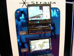 デジタル放送チューナーがオプションで用意されているパナソニック“Strada”シリーズの最新モデル『CN-HDS955MD』(上)